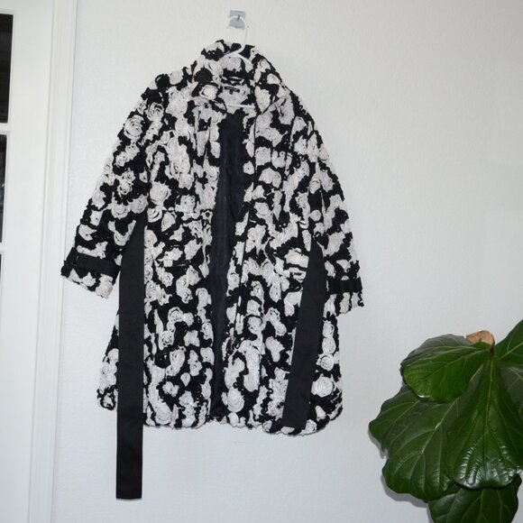 Samuel Dong 3D Floral Black and White Coat Large - Picture 2 of 16